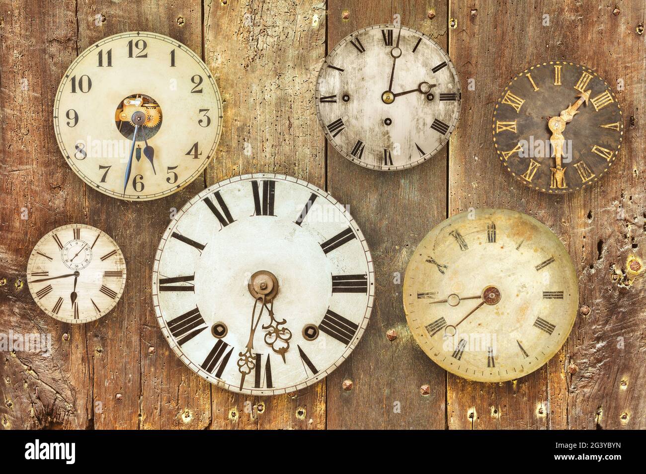 Ensemble d'horloges anciennes accrochées à un vieux mur en bois Banque D'Images