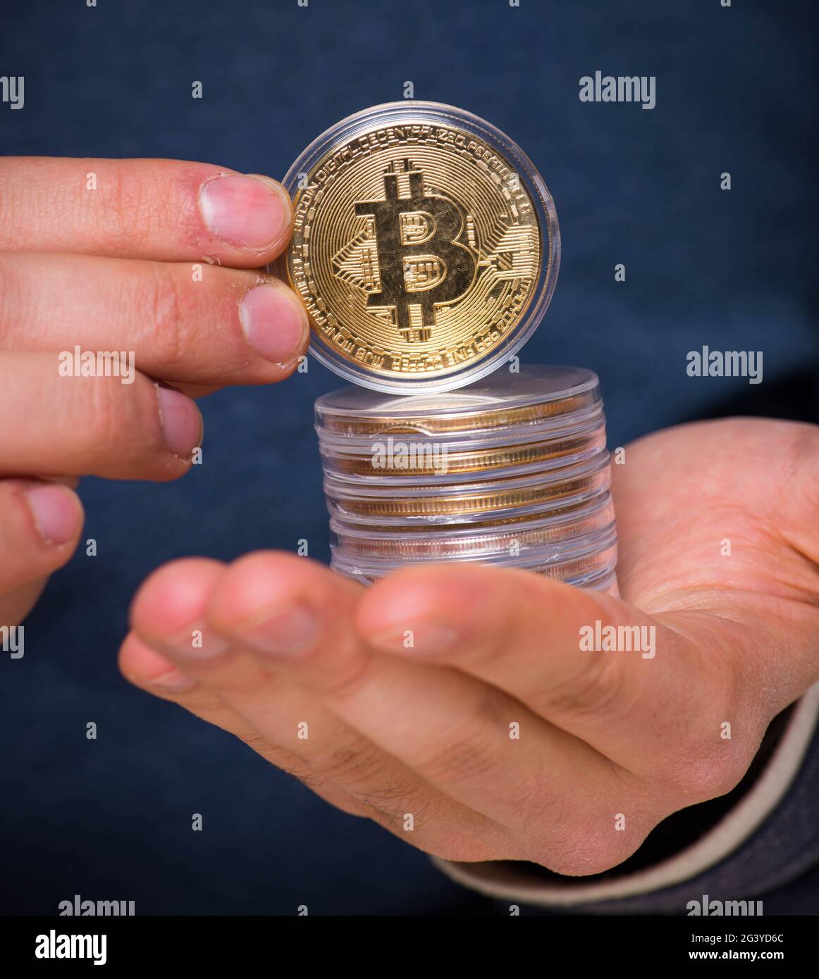 Jeune homme dans le concept d'exploitation minière bitcoin Banque D'Images