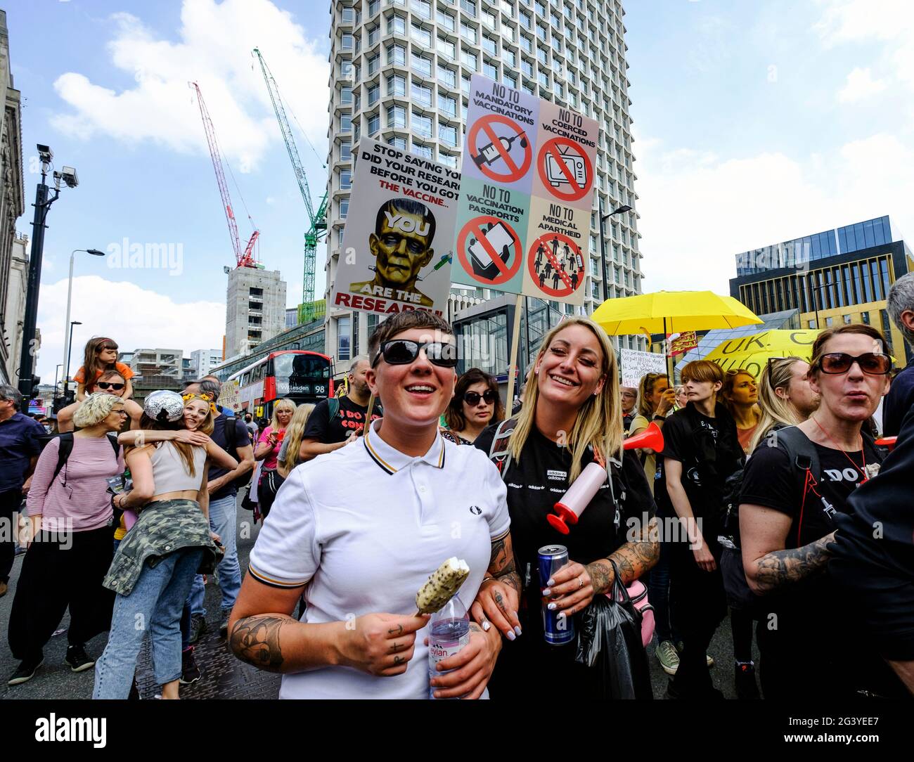 Les manifestants anti-VAX se manifestent dans le centre de Londres pour protester contre les mesures Covid du gouvernement, notamment les passeports de vaccination et les restrictions à l'ouverture du confinement.Mai 29 2021 Banque D'Images