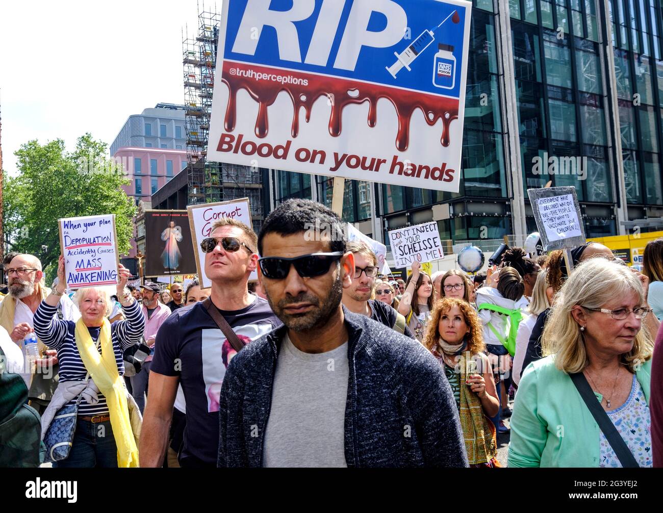 Les manifestants anti-VAX se manifestent dans le centre de Londres pour protester contre les mesures Covid du gouvernement, notamment les passeports de vaccination et les restrictions à l'ouverture du confinement.Mai 29 2021 Banque D'Images