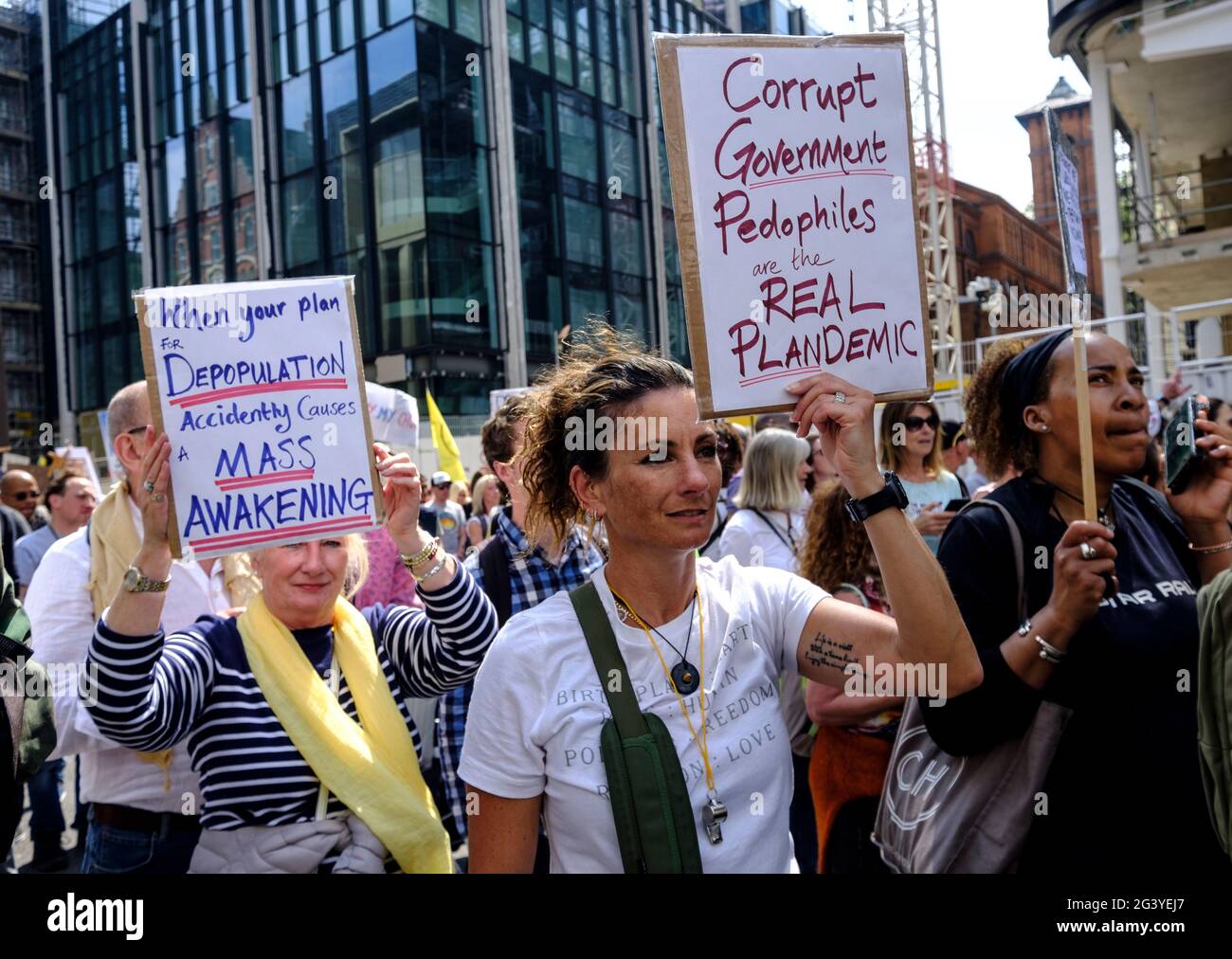 Les manifestants anti-VAX se manifestent dans le centre de Londres pour protester contre les mesures Covid du gouvernement, notamment les passeports de vaccination et les restrictions à l'ouverture du confinement.Mai 29 2021 Banque D'Images