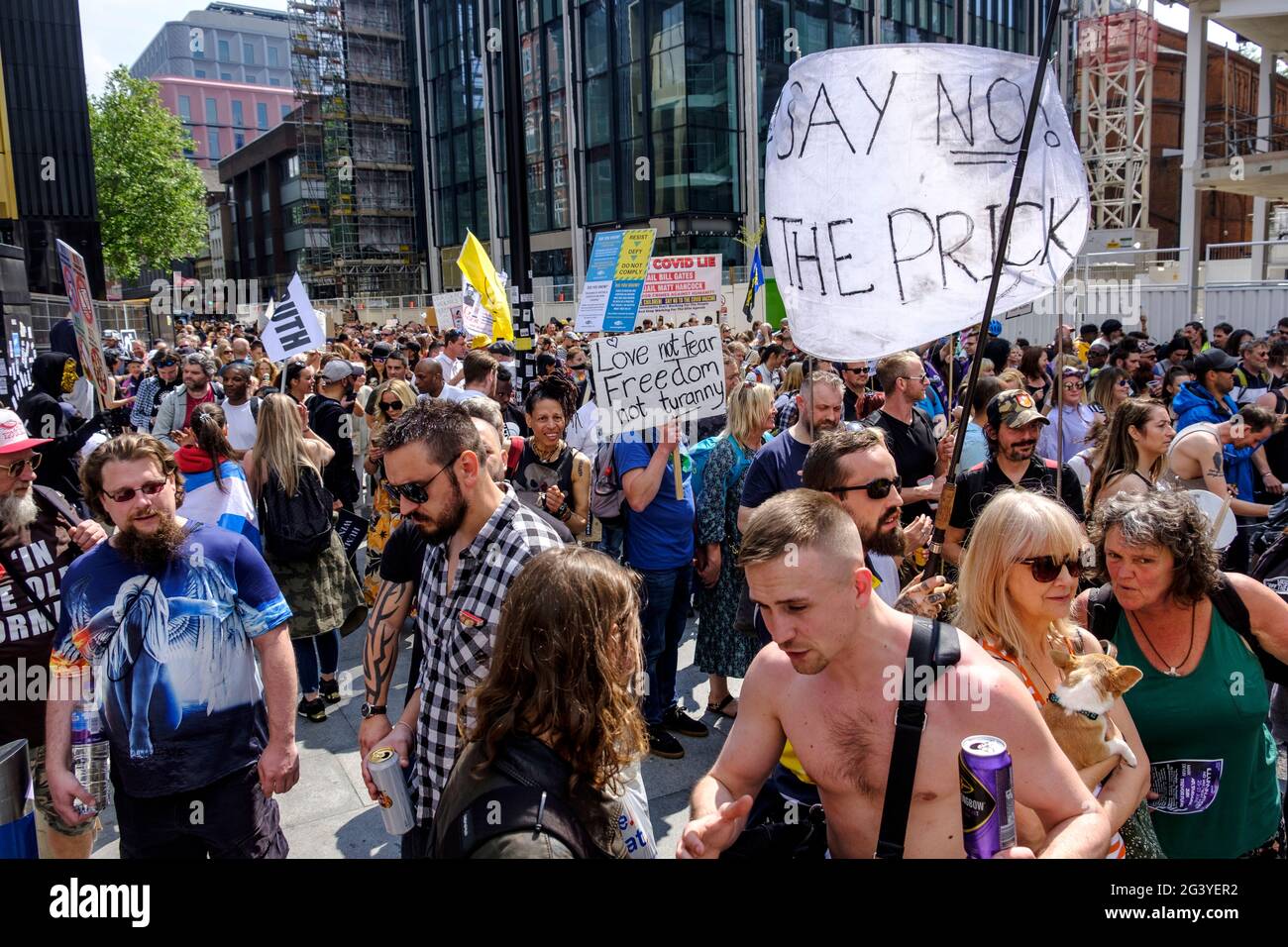 Les manifestants anti-VAX se manifestent dans le centre de Londres pour protester contre les mesures Covid du gouvernement, notamment les passeports de vaccination et les restrictions à l'ouverture du confinement.Mai 29 2021 Banque D'Images