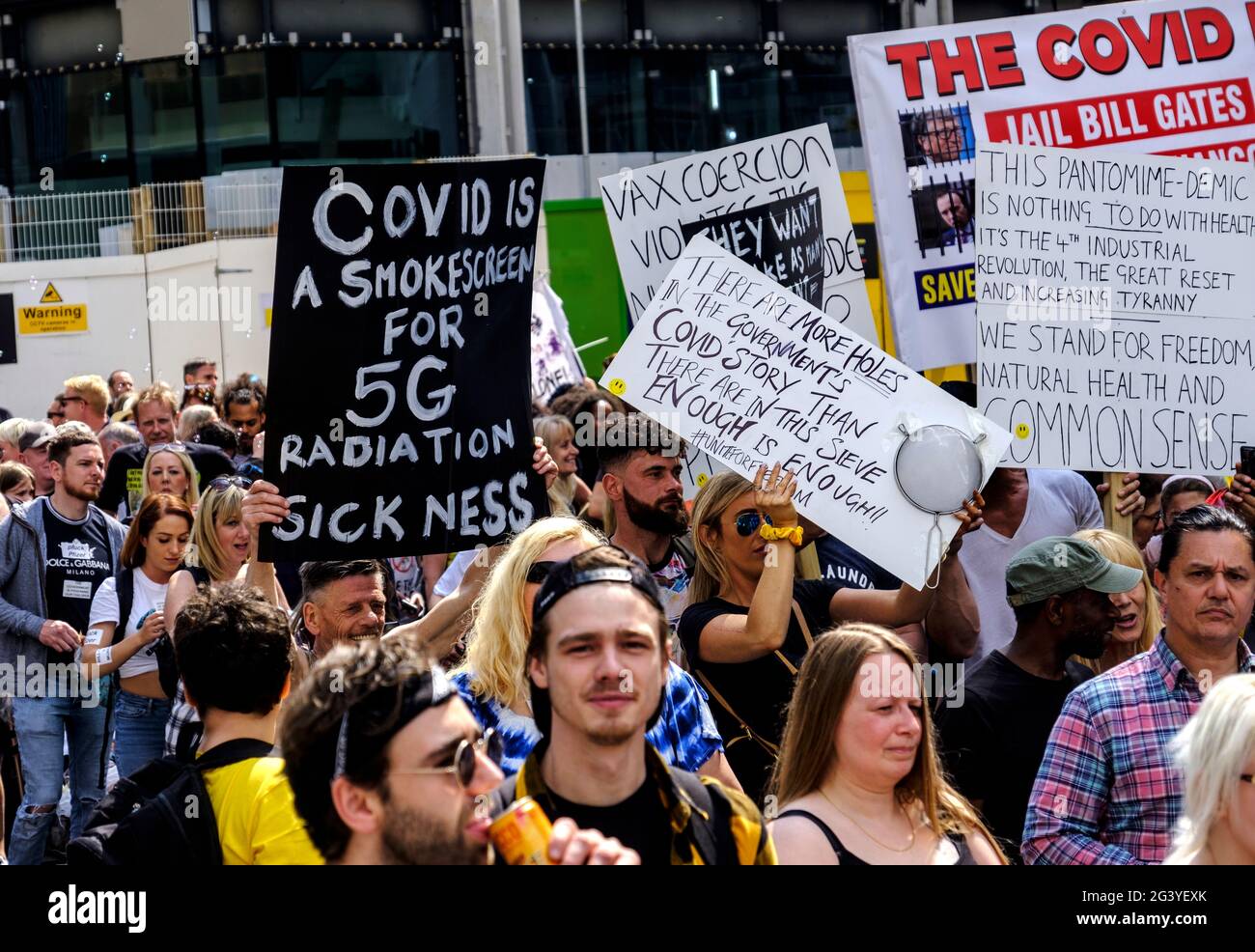 Les manifestants anti-VAX se manifestent dans le centre de Londres pour protester contre les mesures Covid du gouvernement, notamment les passeports de vaccination et les restrictions à l'ouverture du confinement.Mai 29 2021 Banque D'Images