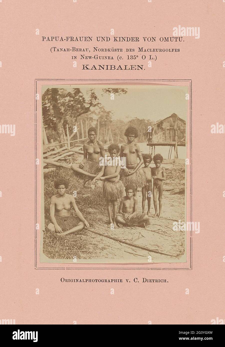 Papua-Frauen und Kinder Von Omutu (...) Cannibales. Portrait des femmes et des enfants de Papouasie d'Omutu, Tanah-Berau, sur la côte nord du maclurgol en Nouvelle-Guinée. Banque D'Images