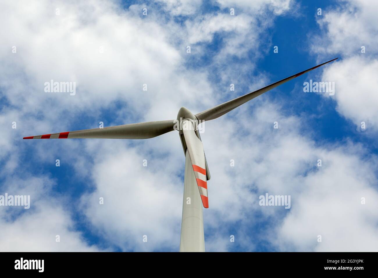 Éolienne sur ciel nuageux Banque D'Images
