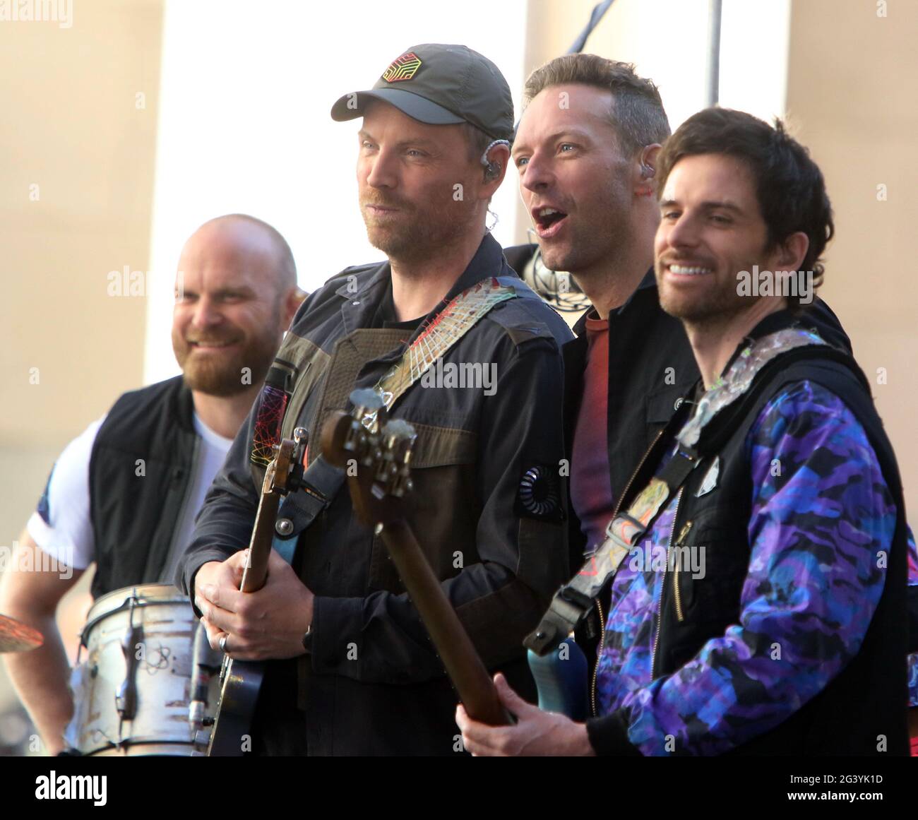 17 juin 2021. Jonny Buckland, Chris Martin, Champion Guy Berryman de  Coldplay sur aujourd'hui série de concerts à Rockfeller Plaza à New York le  17 juin 2021 crédit: RW/MediaPunch Photo Stock - Alamy