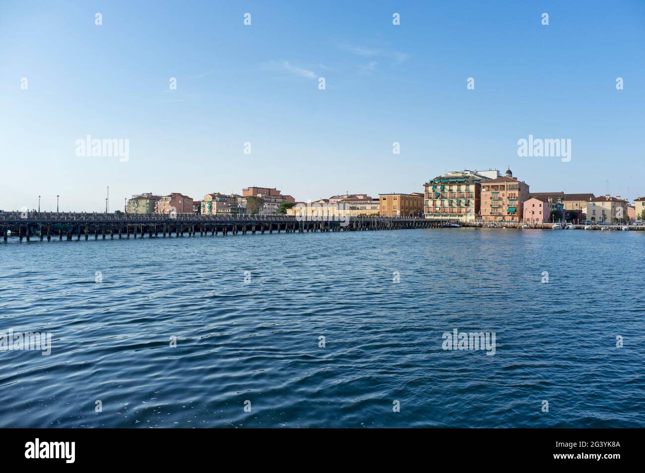 Long pont qui relie Chioggia et Borgo San Giovanni, Sottomarina, Italie Banque D'Images