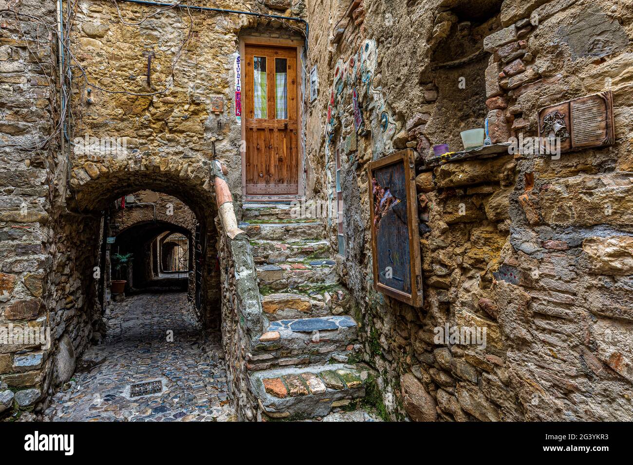 Italie Ligurie le village de Bussana Vecchia - UN violent tremblement de terre en 1887 a détruit une grande partie de la ville. Pendant longtemps, elle est restée inhabitée, mais à la fin des années 1950, un groupe d'artistes s'y est installé et a ressuscité les citoyens qui étaient restés un village fantôme pendant un certain temps. Banque D'Images