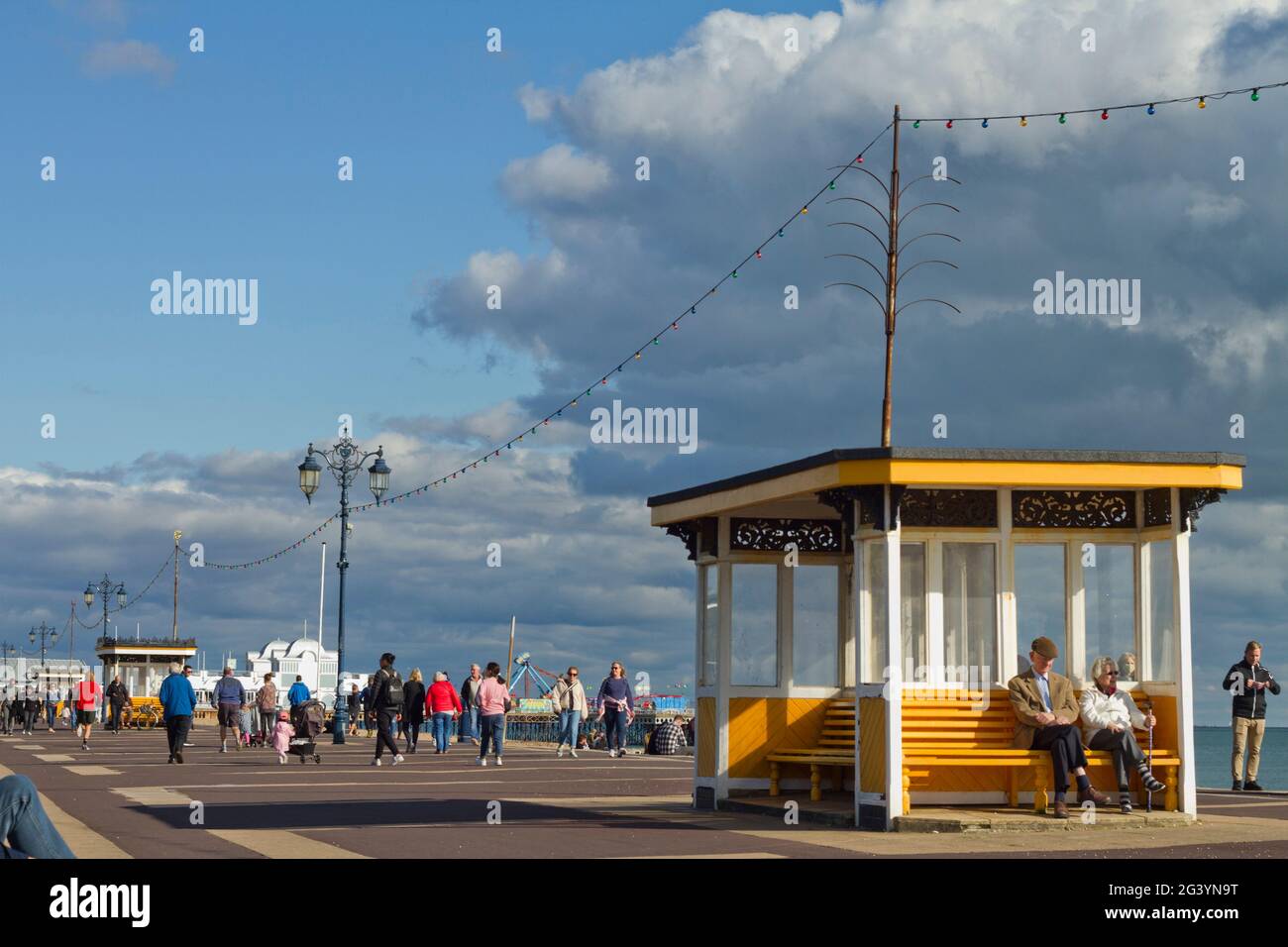 Bord de mer de Southsea, en octobre 2020, au soleil avec les gens qui profitent du soleil du soir pendant le confinement. Banque D'Images
