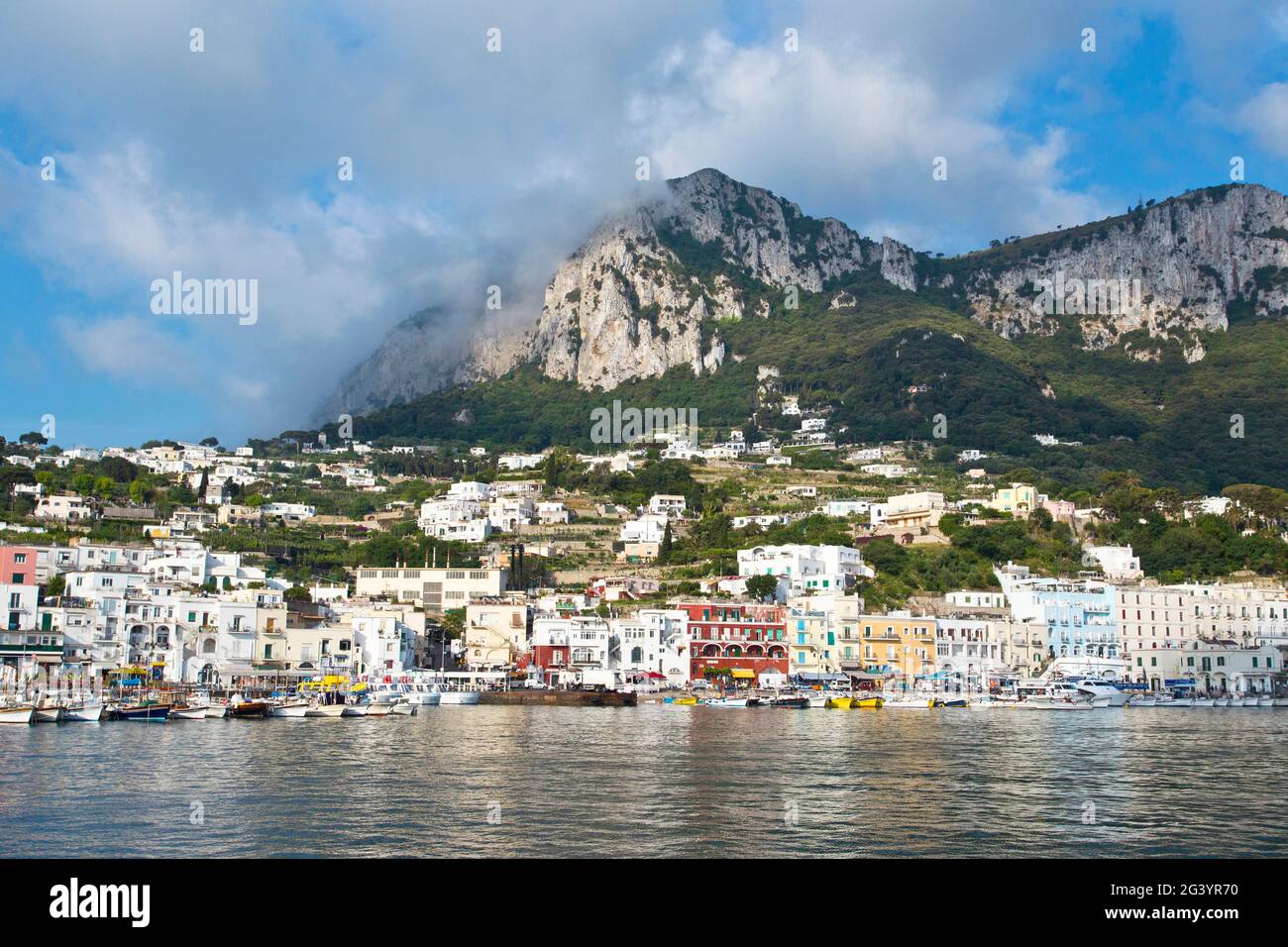Vue de la mer à la Marina Grande et la montagne à Capri, en Italie Banque D'Images