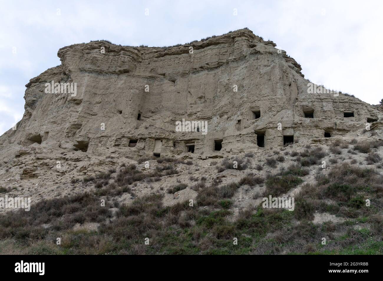 Vue sur les grottes d'Arguedas et les maisons dans les falaises de grès Banque D'Images