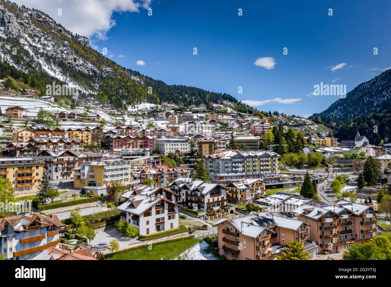 Le paysage aérien improbable du village Molveno, Italie, montagnes enneigées Dolomites en arrière-plan, toits de chalet, Banque D'Images