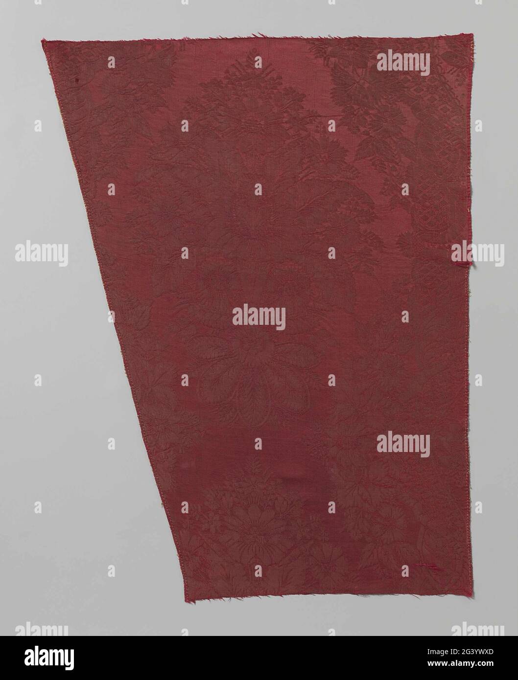 Fragment vin rouge soie damask avec motif de fleur et de feuilles et soi-disant dentelle. Fragment de Damas rouge de vin avec motif en forme de diamant et fleur stylisée (O.A. Anjelieren) et le travail des feuilles, pourquoi ils soi-disant la dentelle. Banque D'Images