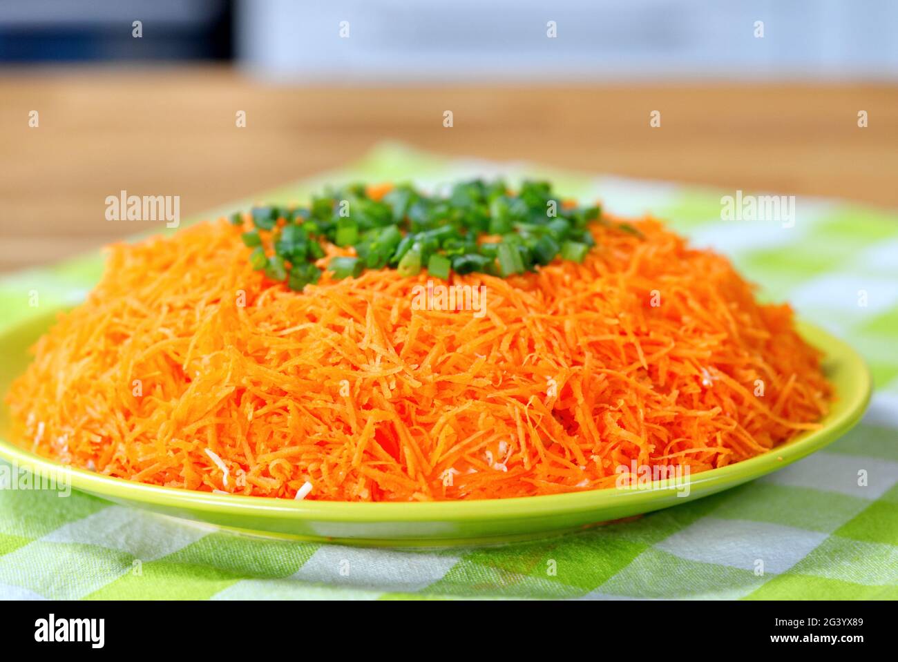 salade de bâtonnets de crabe, carottes, fromage fumé et sauce. La nourriture sur la table de fête est cuite à la maison Banque D'Images