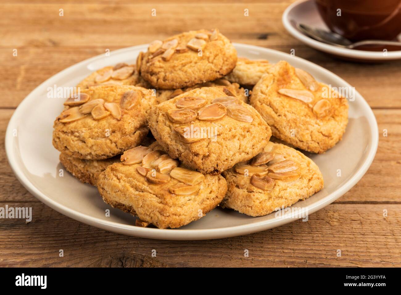 Biscuits Almendrados espagnols aux amandes sur une assiette, sur une table à café rustique Banque D'Images