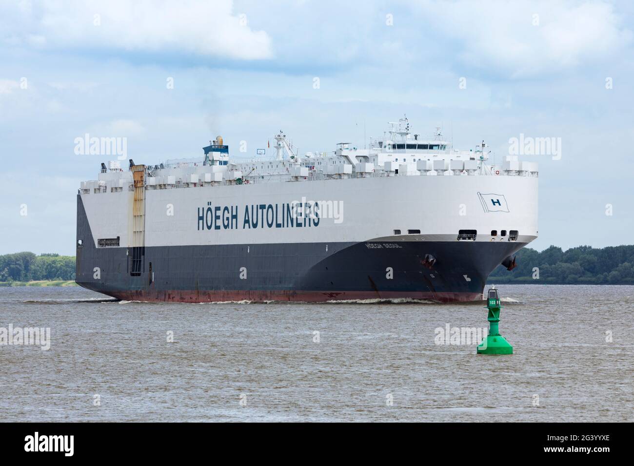 Stade, Allemagne - 15 juin 2021 : porte-véhicules HOEGH Séoul sur l'Elbe en direction de Hambourg. Le navire appartenant à Höegh Autoliners navigue sous Norvégien Banque D'Images