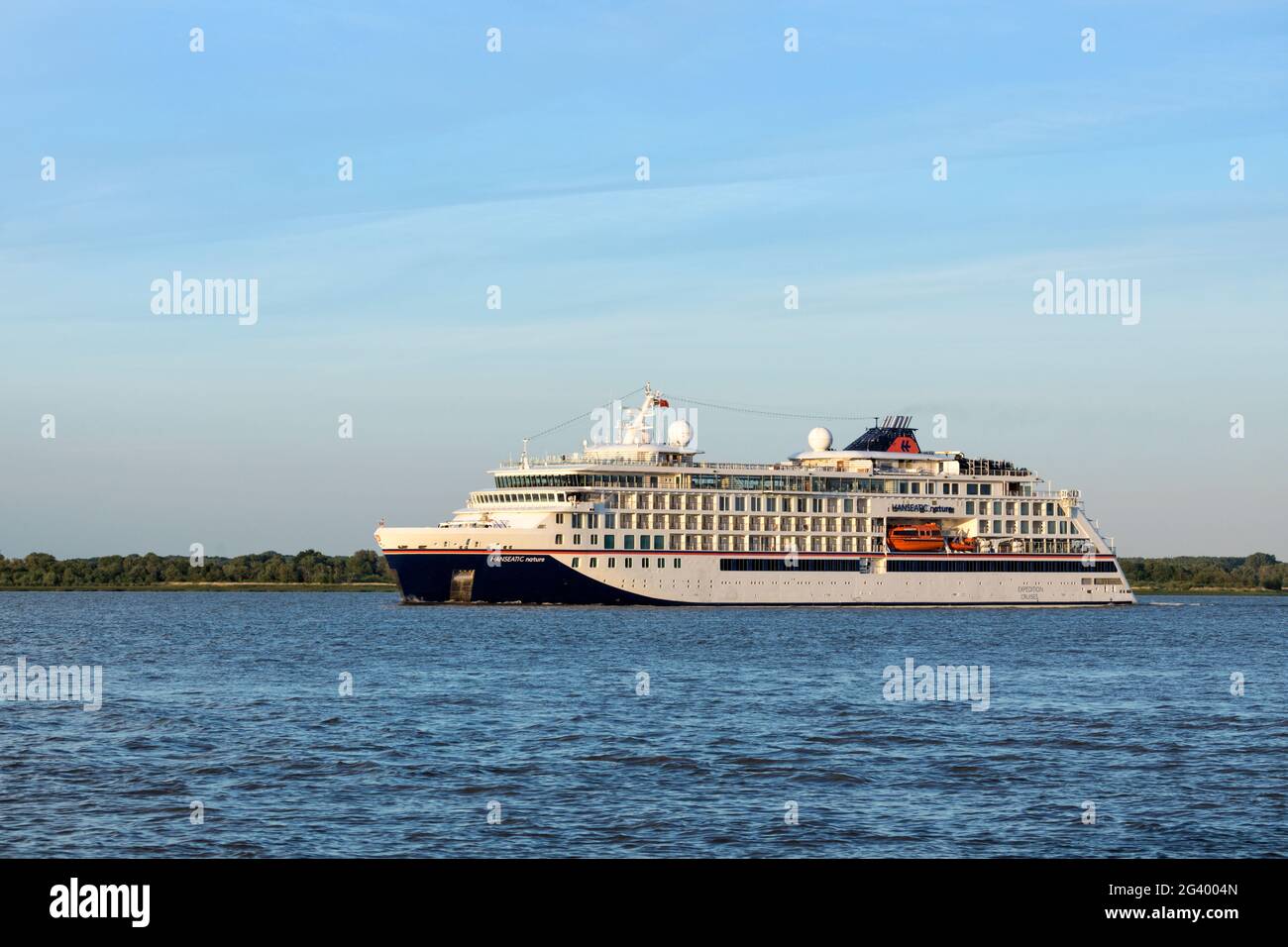 Stade, Allemagne - 15 juin 2021 : expédition navire de croisière NATURE HANSÉATIQUE sur l'Elbe lors d'un voyage en Norvège Banque D'Images