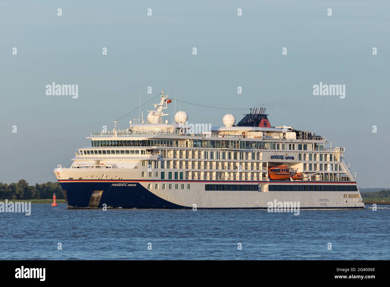 Stade, Allemagne - 15 juin 2021 : expédition navire de croisière NATURE HANSÉATIQUE sur l'Elbe lors d'un voyage en Norvège Banque D'Images