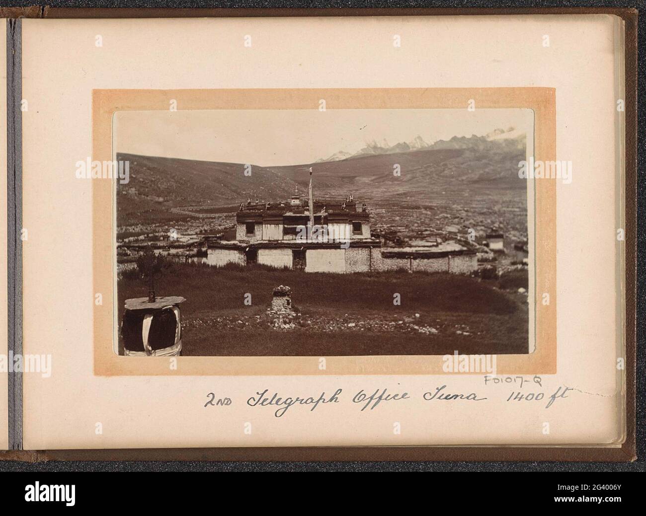 Extérieur du deuxième poste télégraphique britannique à Juna à 427 mètres de hauteur; 2e bureau télégraphique Juna 1400 pieds. Partie de l'album photo avec 24 photos du Voyage de Legergelegrafist D.T. Dalton par le Tibet. Banque D'Images