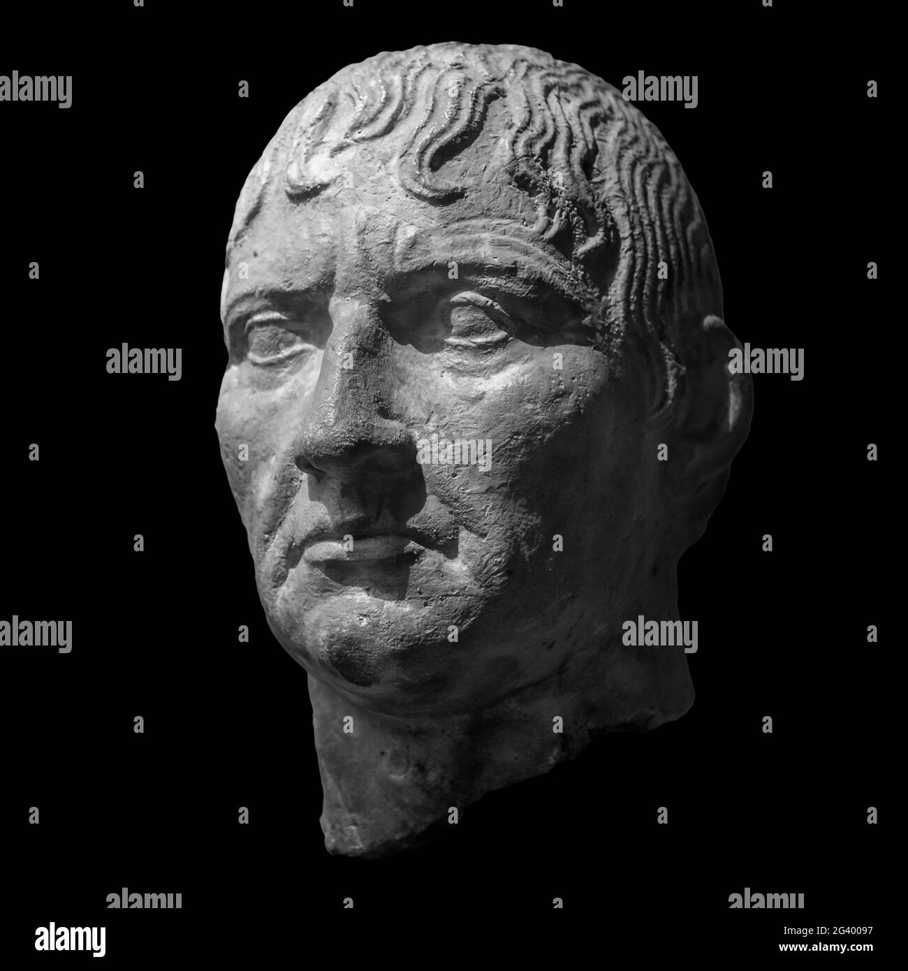 Détail tête de la sculpture de l'homme antique. Face en pierre isolée sur fond noir. Statue en marbre antique de caractère mythique Banque D'Images