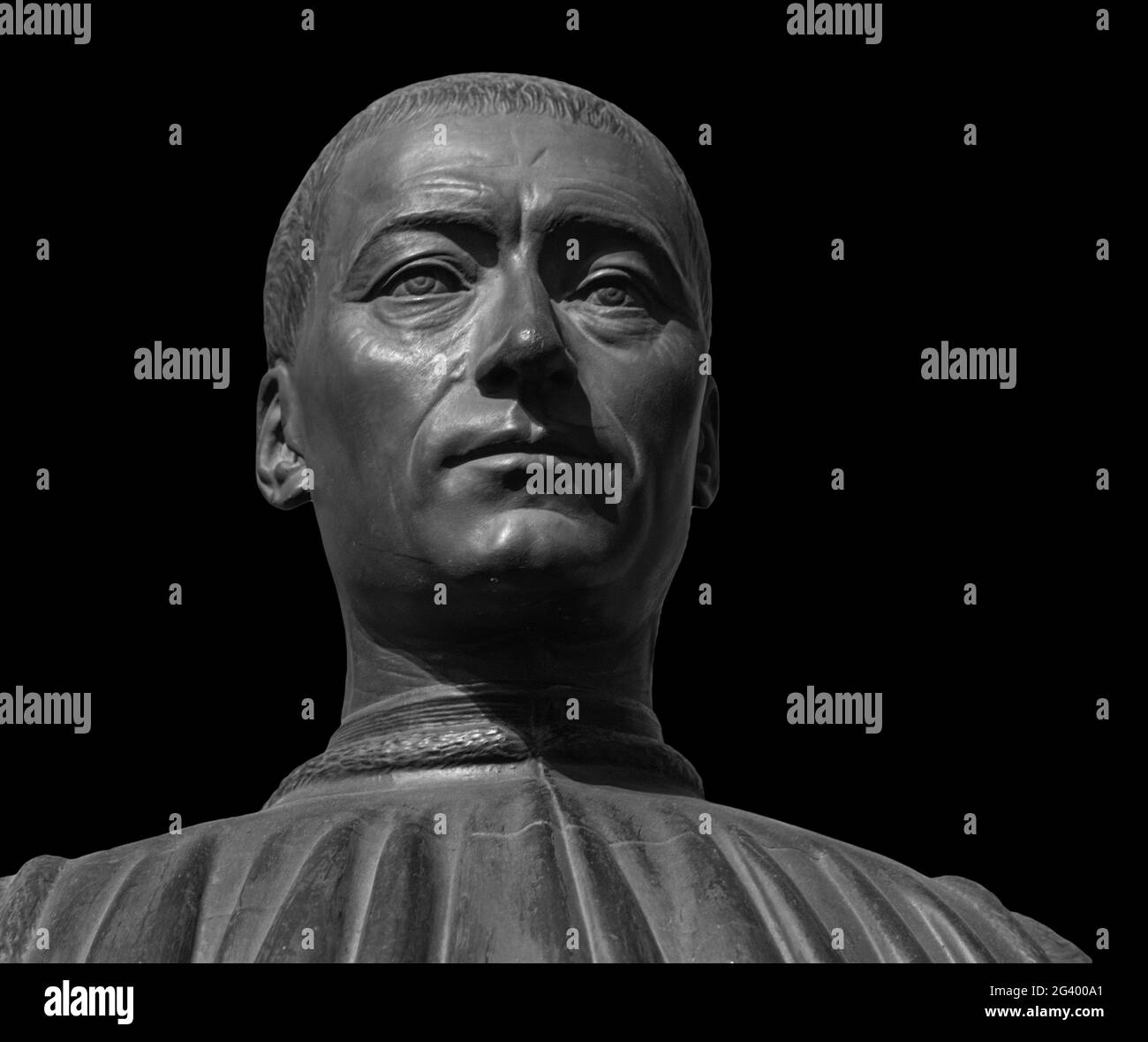 Détail tête de la sculpture de l'homme antique. Face en pierre isolée sur fond noir. Statue en marbre antique de caractère mythique Banque D'Images