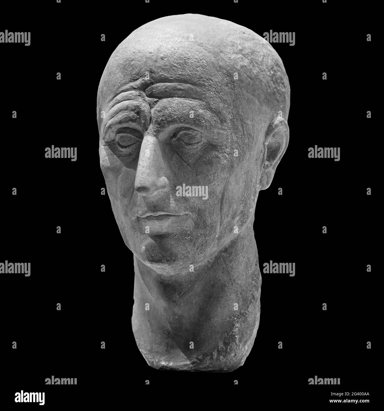 Détail tête de la sculpture de l'homme antique. Face en pierre isolée sur fond noir. Statue en marbre antique de caractère mythique Banque D'Images