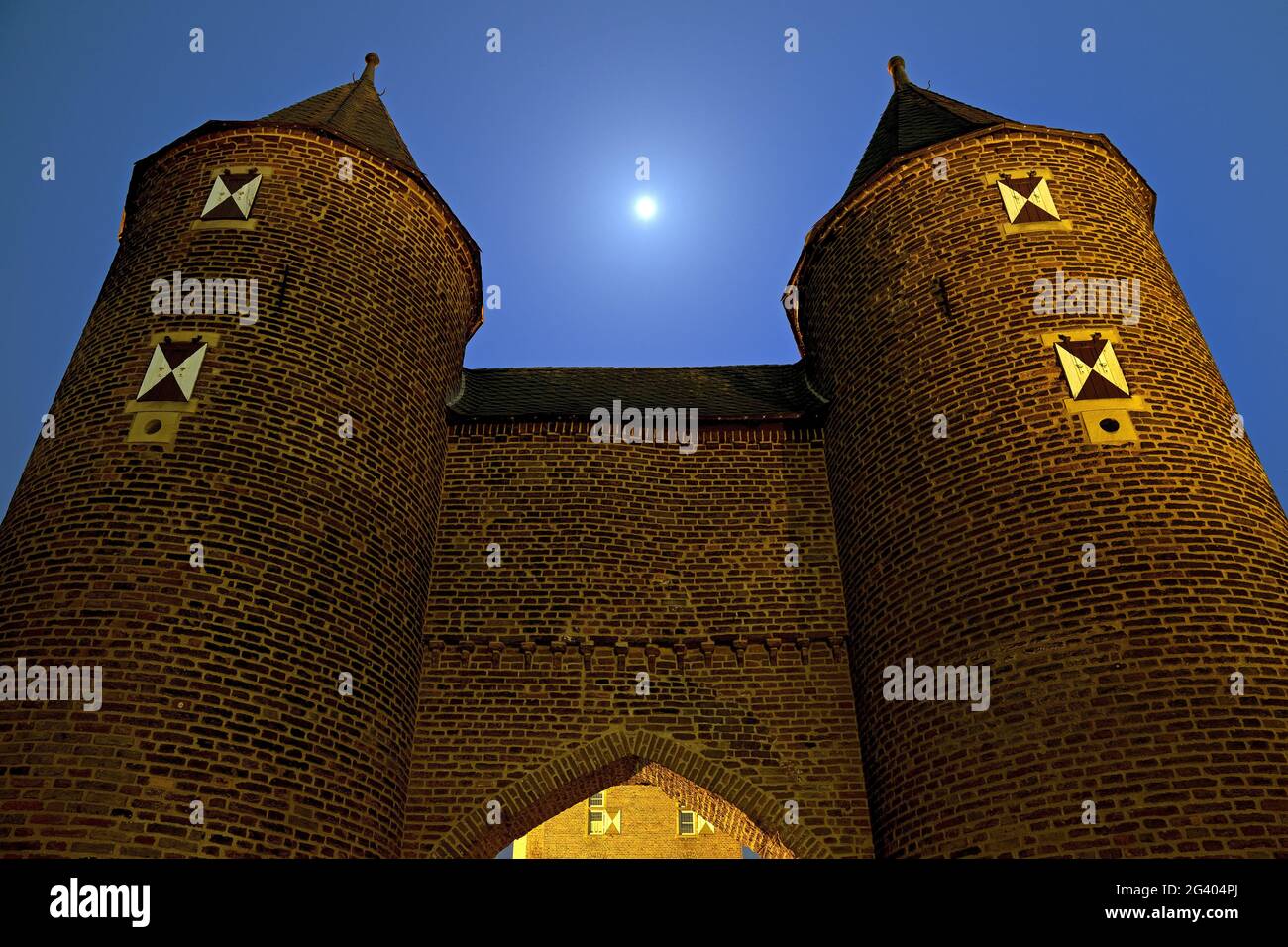Klever Tor dans la soirée avec une pleine lune, Xanten, Rhénanie-du-Nord-Westphalie, Allemagne, Europe Banque D'Images