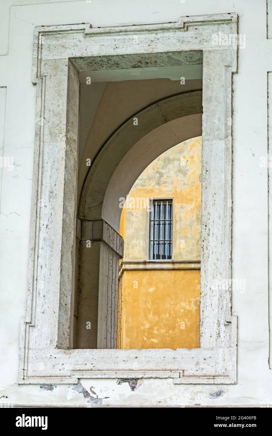 Porte voûtée dans un ancien bâtiment romain Banque D'Images