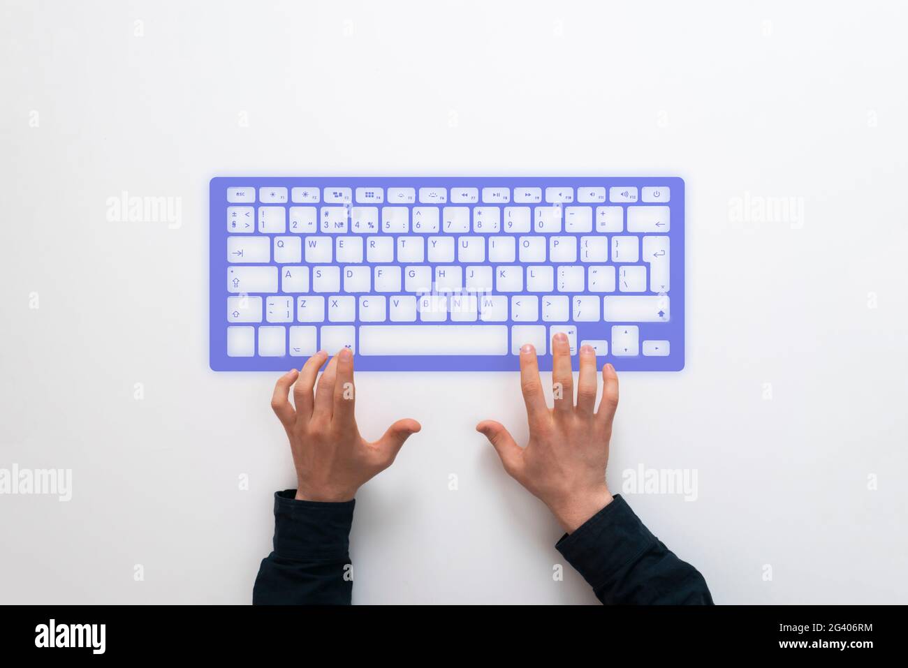 personne utilisant un clavier d'ordinateur hologramme, concept de  technologie futuriste Photo Stock - Alamy