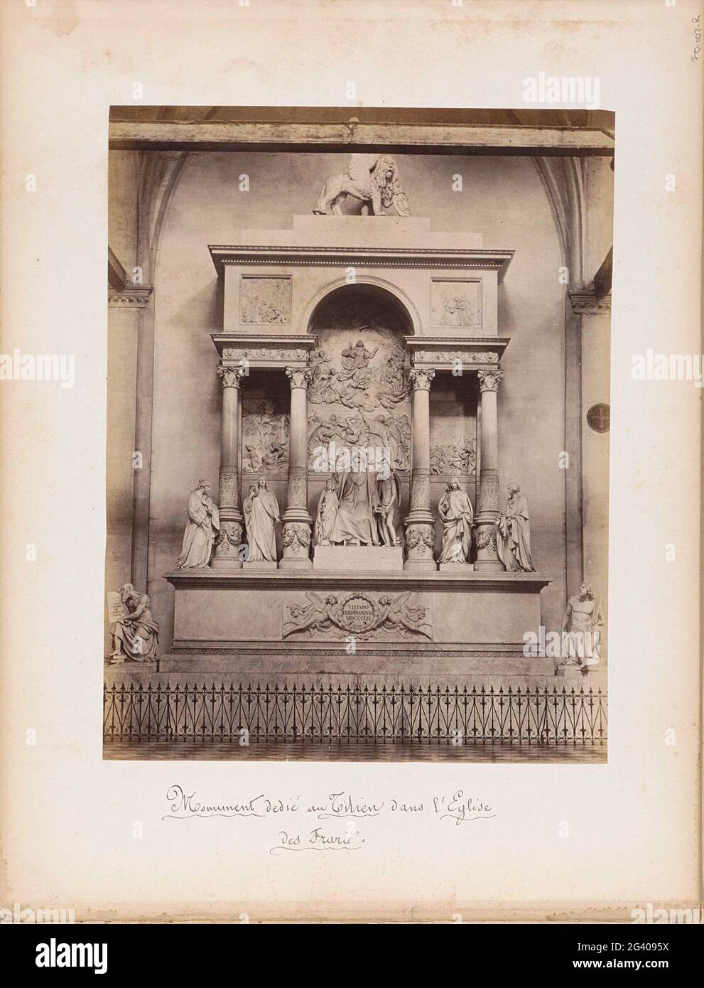 Monument funéraire de Titien dans la Basilique de Santa Maria Gloriosa dei Frari à Venise; Monument Dedé au Titien dans l'Eglise des Fray .. Fait partie de l'album topographique de Venise 1881. Banque D'Images