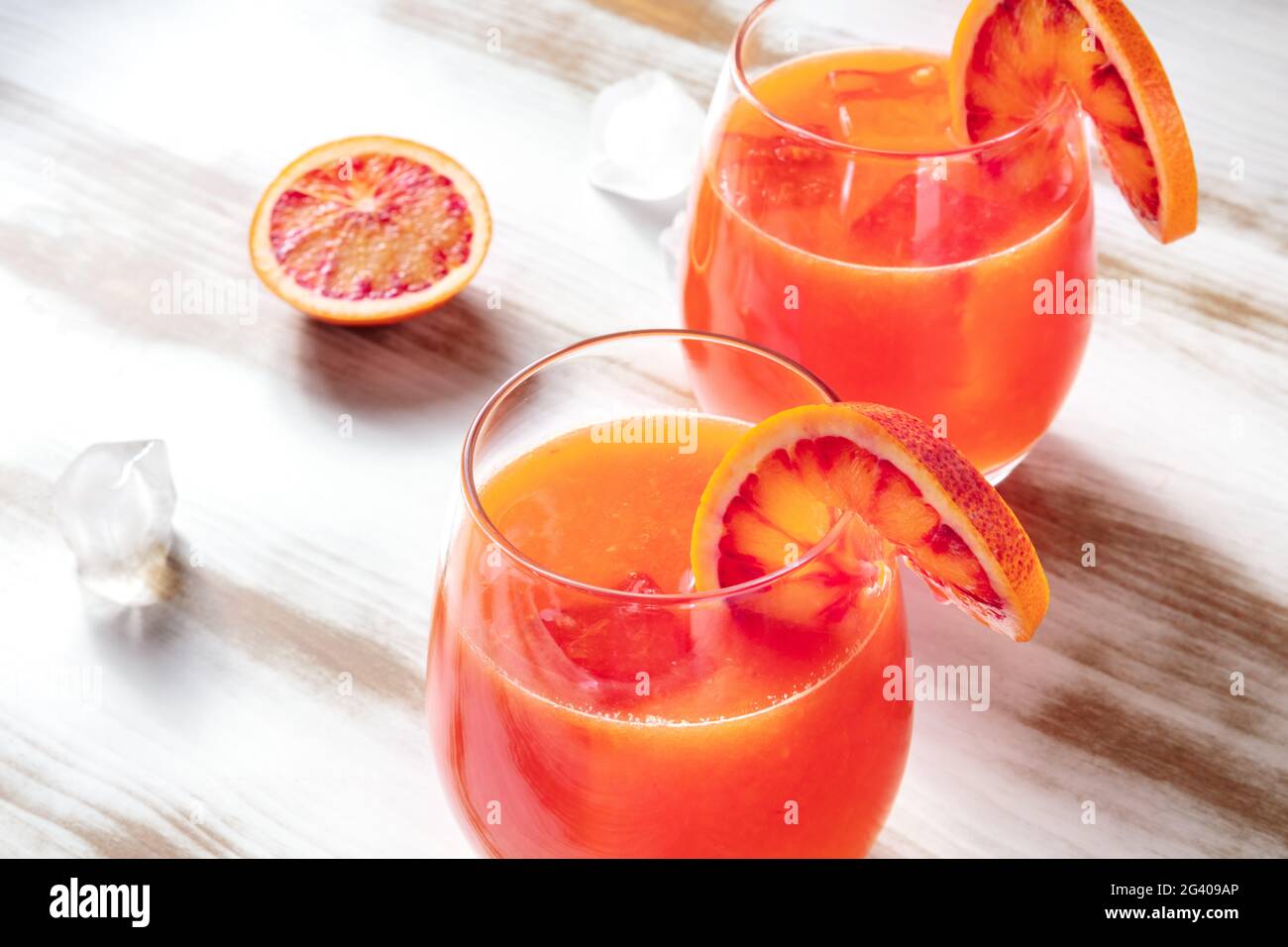 Cocktail d'orange en gros plan, décoré de tranches d'orange de sang Banque D'Images