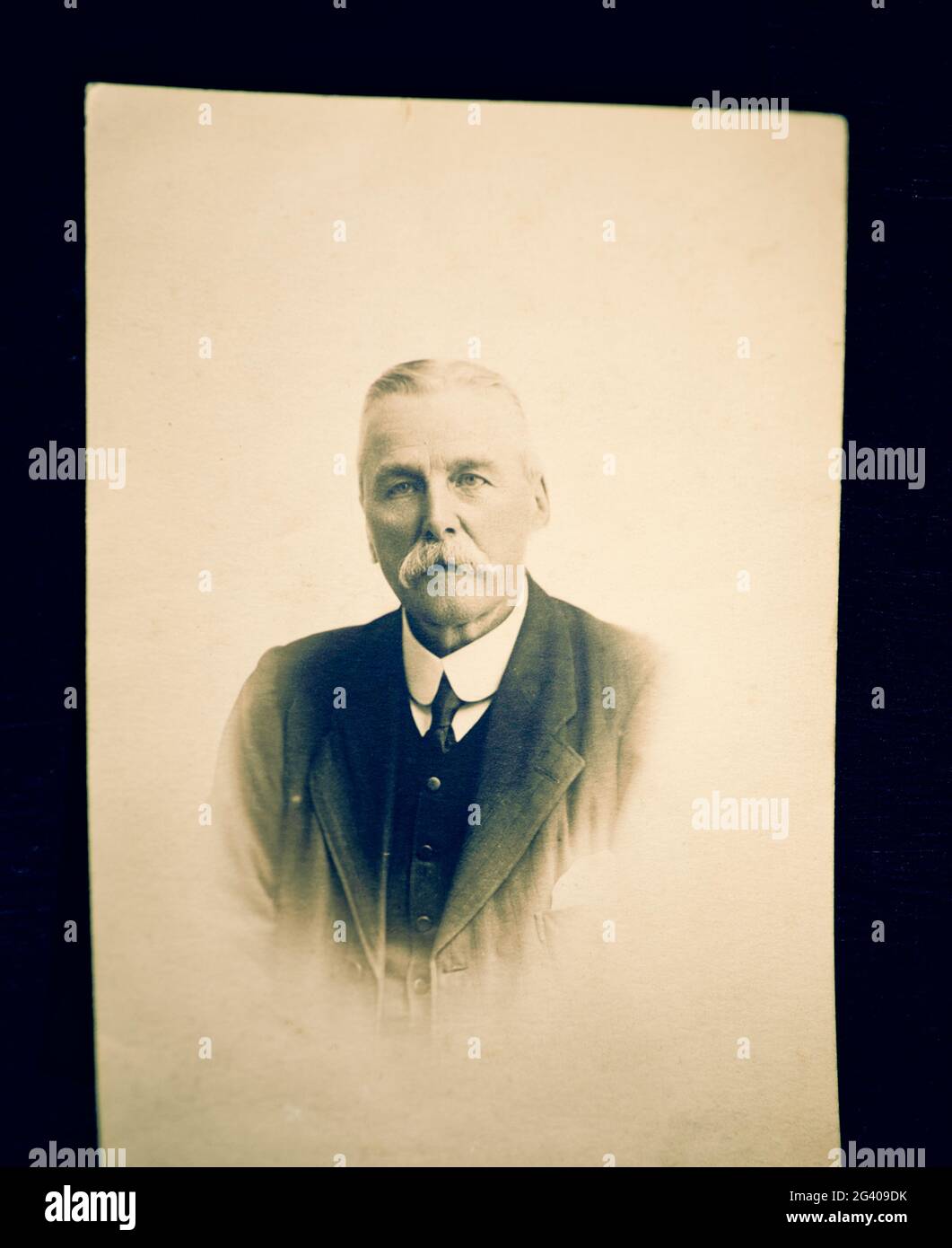 Photo vintage authentique portrait d'un homme âgé à l'expression sérieuse et à la moustache. Concept de nostalgie, historique, début du XXe siècle Banque D'Images