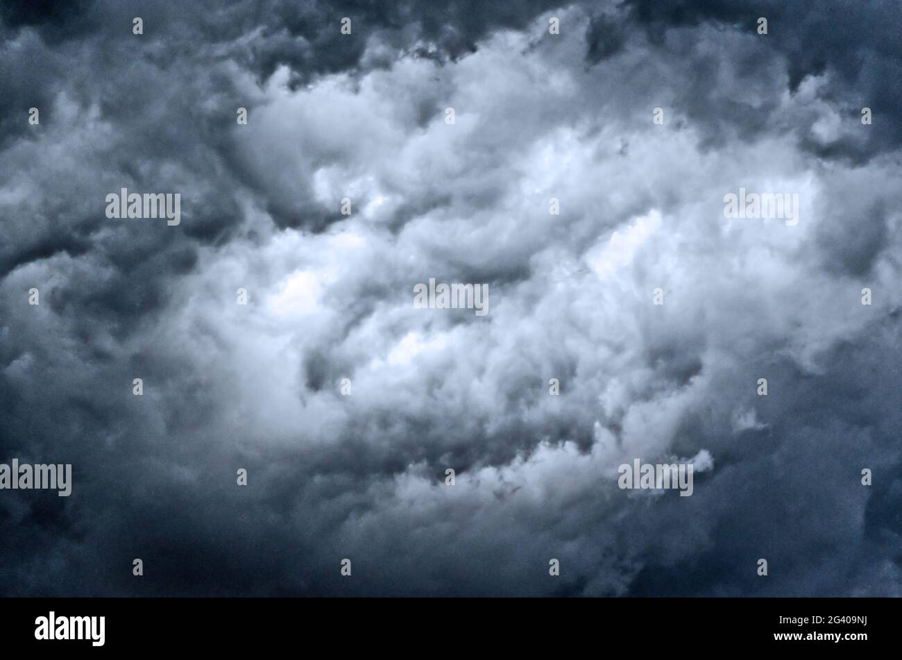 Des nuages orageux noir gale Banque D'Images