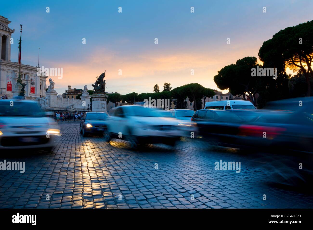 Circulation en soirée sur la Piazza Venezia à Rome Banque D'Images