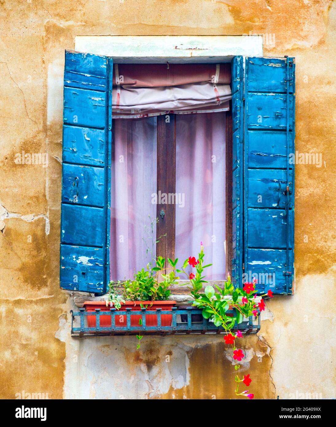 Ancienne fenêtre avec volets Banque D'Images