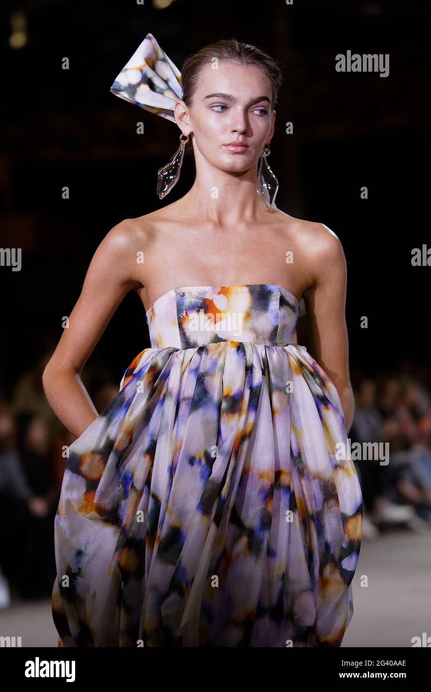 Lily Blucher marche sur la piste pendant le Ginger & Smart show pendant les collections Afterpay Australian Fashion week Resort 2022 à Carriageworks on J. Banque D'Images