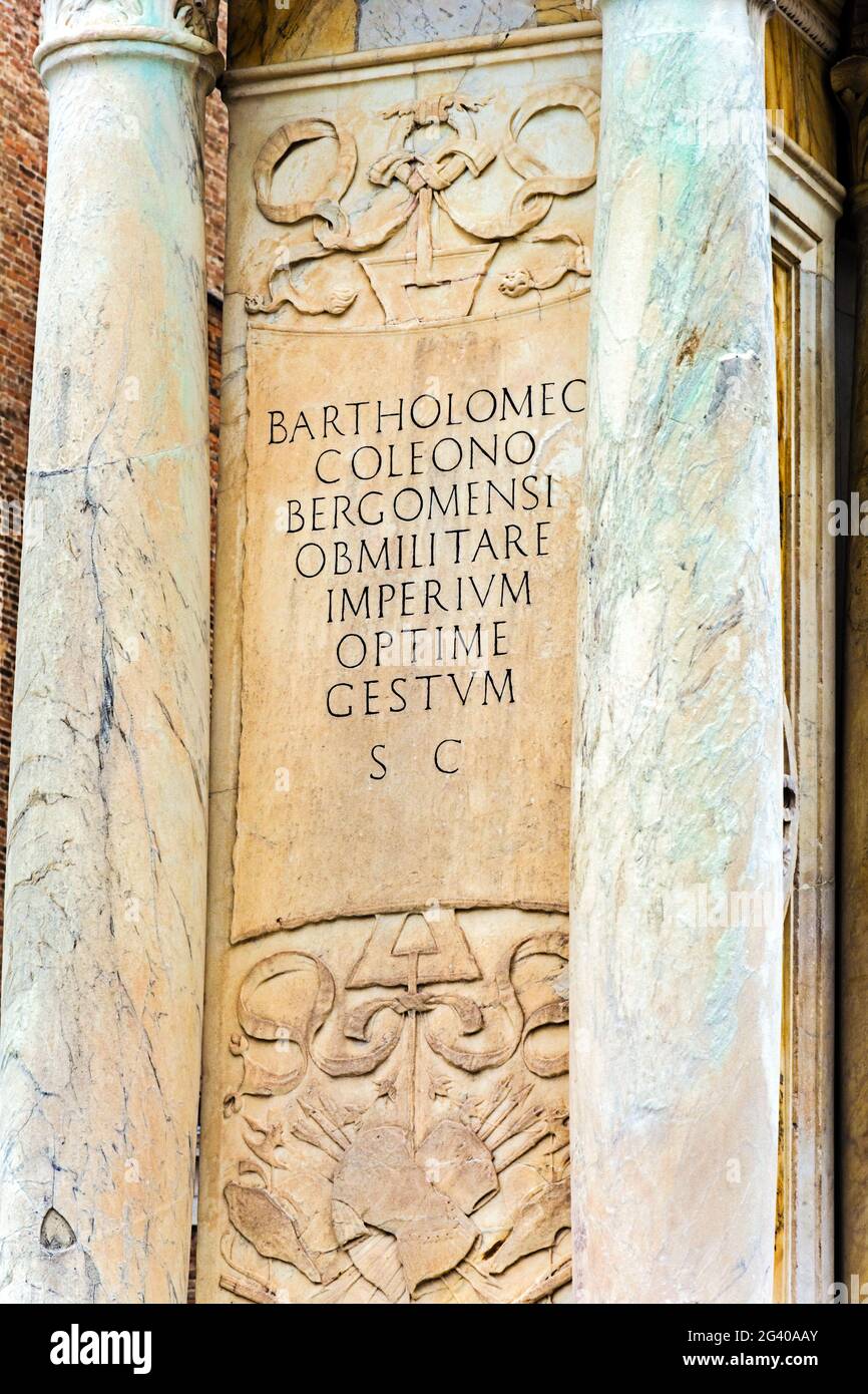 L'inscription sur le piédestal de la statue équestre de Bartolomeo Colleoni, Castello, Venise.Italie. Banque D'Images