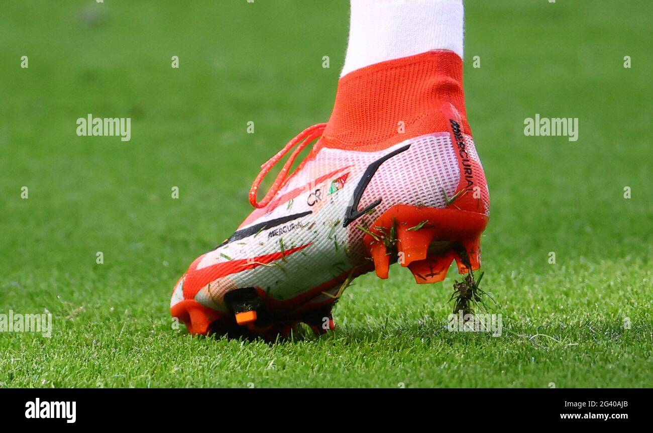 Chaussures de football ronaldo Banque de photographies et d'images à haute  résolution - Alamy