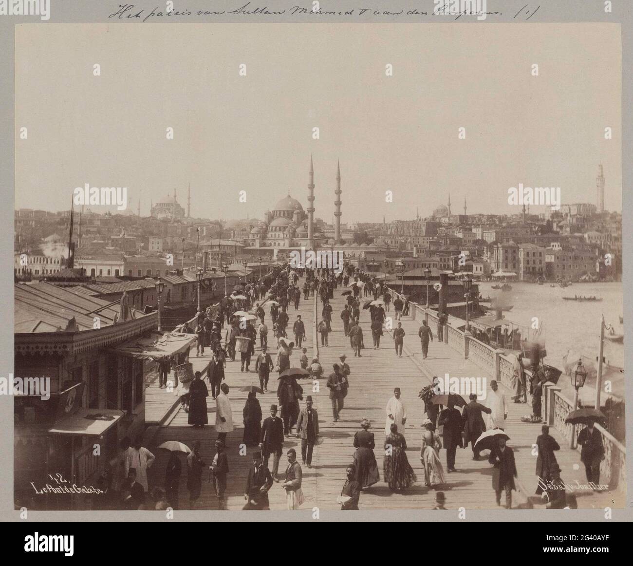 Pont de Galata à Istanbul en direction du quartier d'Eminönü; le Pont de Galata. Partie d'un album photo d'un voyage à travers l'Europe du Sud et le Moyen-Orient. Banque D'Images