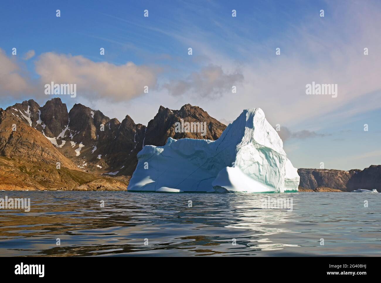 Iceberg géant dans la zone verte orientale Banque D'Images