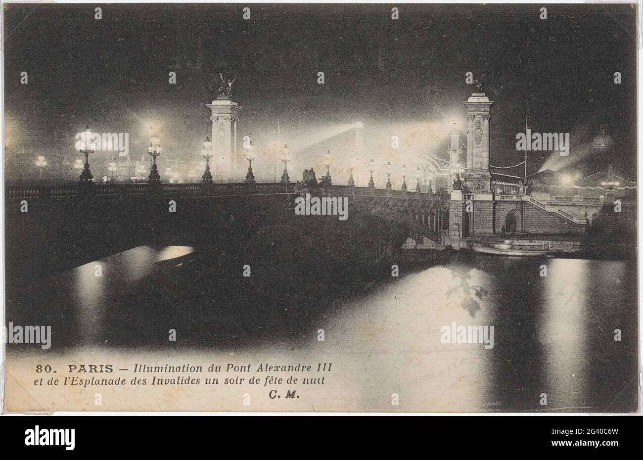 Pont illuminé Alexander-III sur l'Esplanade d'Invalides à Paris la nuit ; Paris - Illumination du pont Alexandre III et de l'Esplanade des Invalides une soirée de nuit. . Banque D'Images