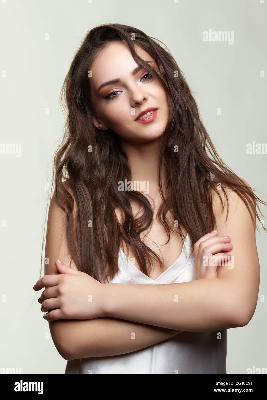 Portrait de beauté de la jeune femme en soie peignoir. Banque D'Images