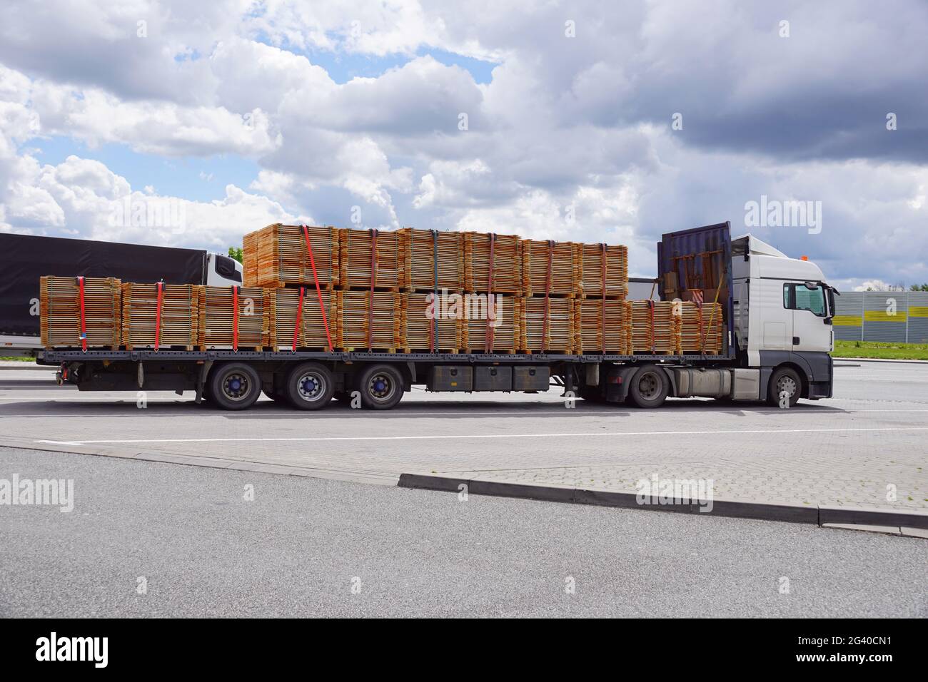 Transport de bois. Les panneaux sont empilés en alternance pour assurer la ventilation. Véhicule long. Banque D'Images