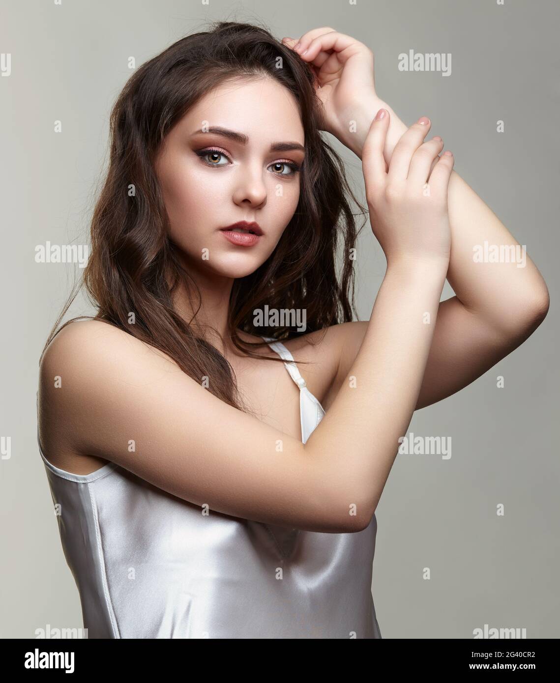 Portrait de beauté de la jeune femme en soie peignoir. Banque D'Images