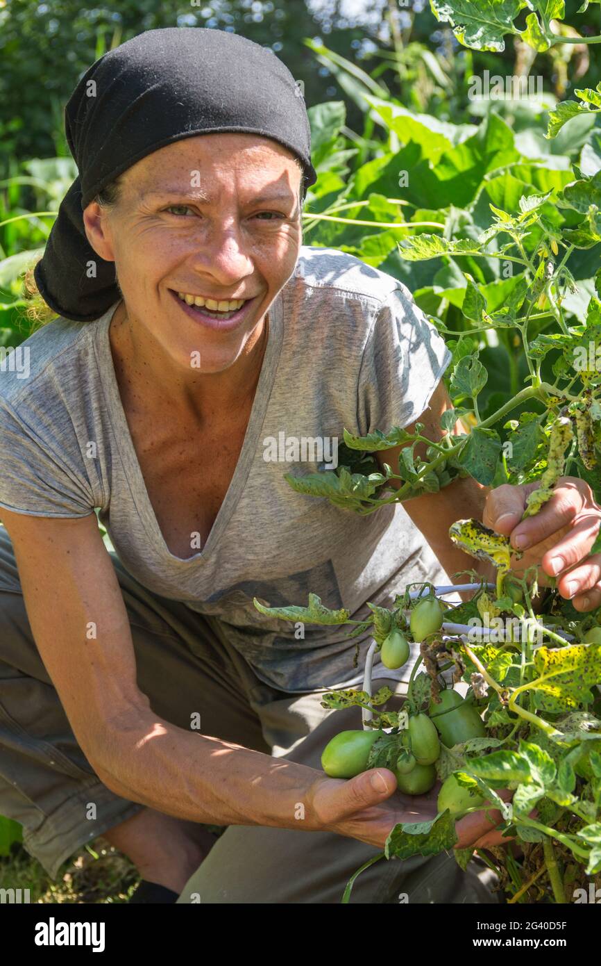 Femme rurale travaillant dans le jardin potager Banque D'Images