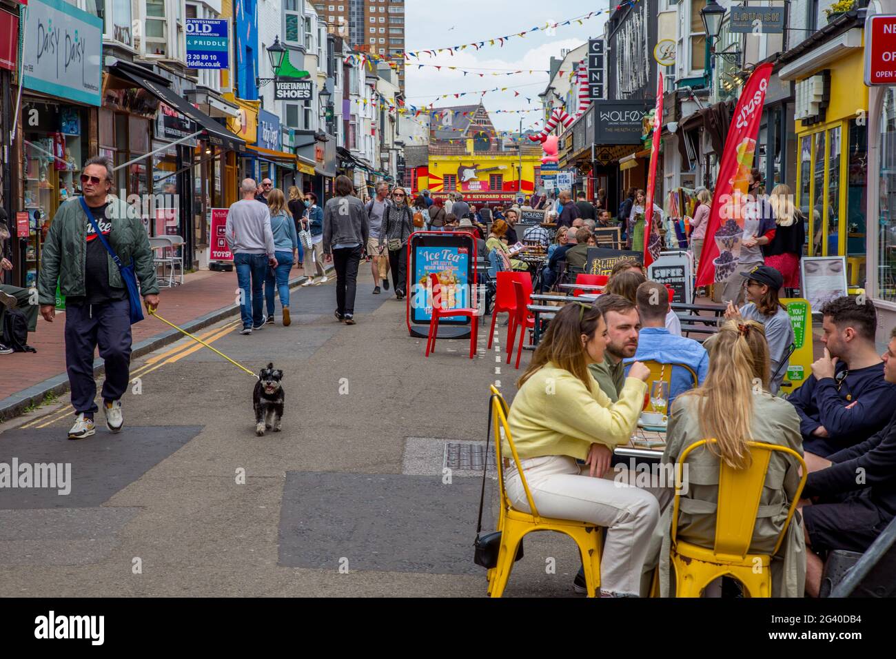 Rue piétonne et cafés dans la zone Nord de Laine de Brighton, West Sussex Banque D'Images