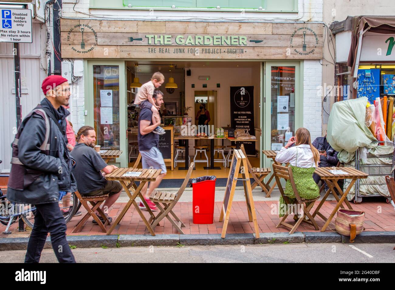 Rue piétonne et cafés dans la zone Nord de Laine de Brighton, West Sussex Banque D'Images