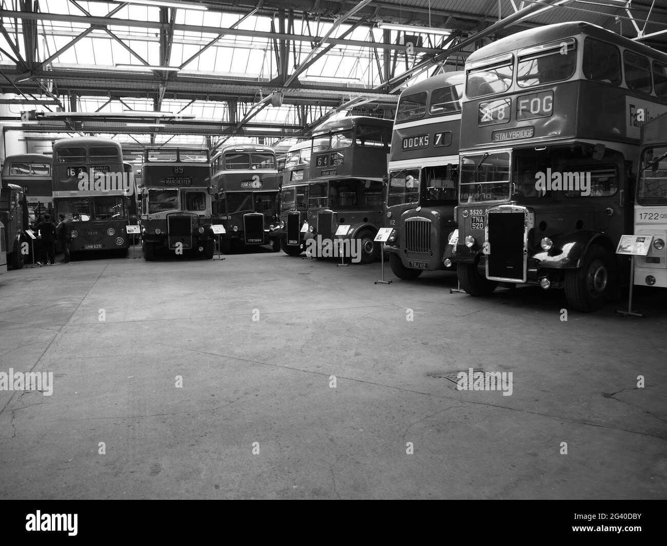 L'ancien dépôt d'autobus de Manchester Corporation transport abrite le musée des transports du Grand Manchester image noire et blanche de certains autobus à la retraite Banque D'Images