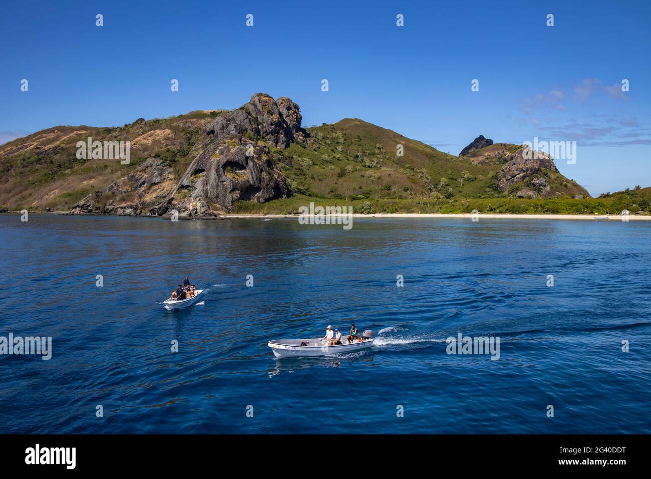 Transfert en bateau local vers le catamaran Yasawa Flyer II (croisières en mer du Sud), l'île de Kuata, le groupe Yasawa, les îles Fidji, le Pacifique Sud Banque D'Images