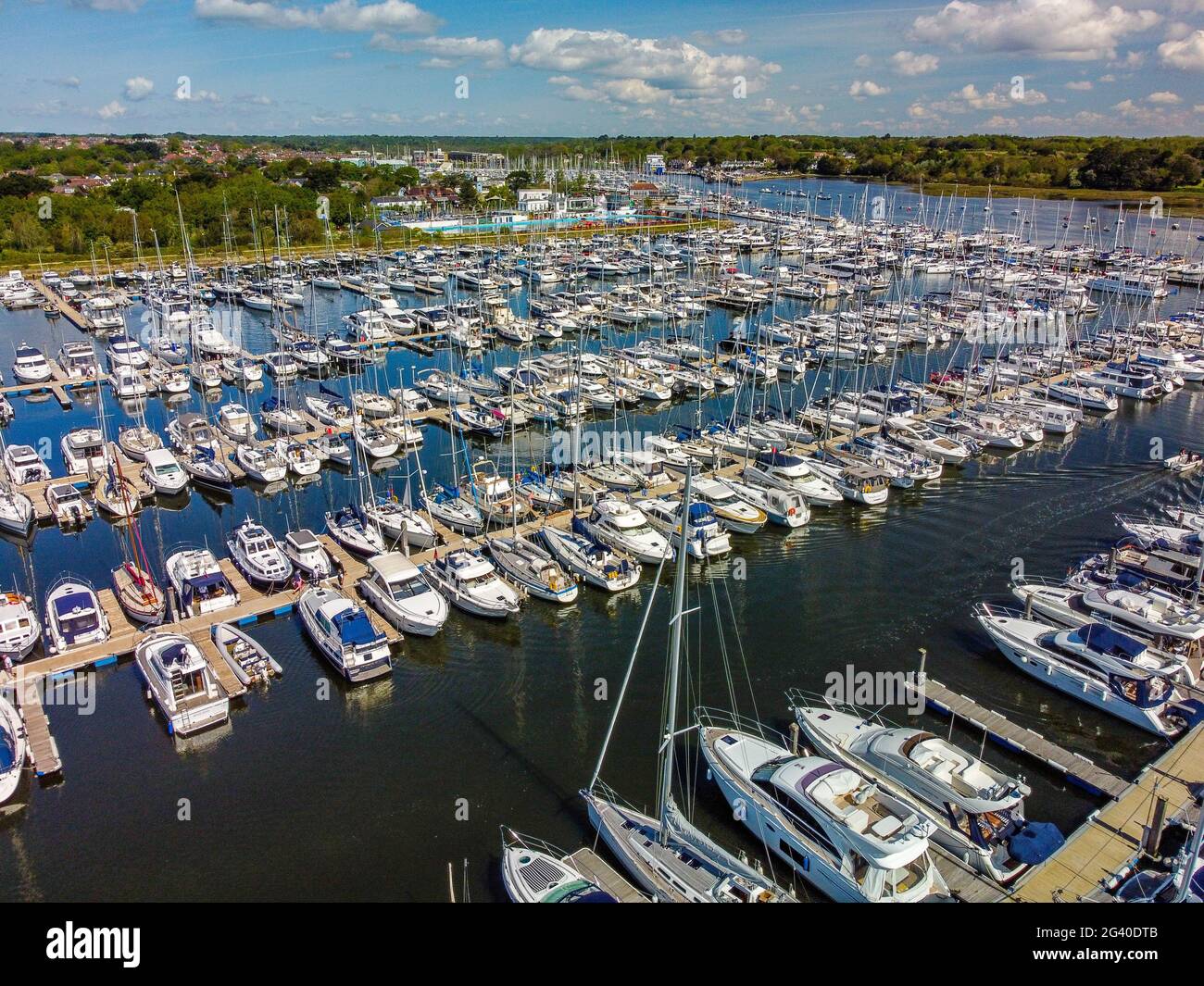 Vue aérienne des bateaux dans la Marina à Lymington, Hampshire Banque D'Images